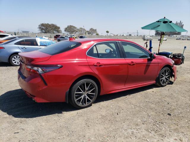 4T1G11AK6MU415853 - 2021 TOYOTA CAMRY SE RED photo 3