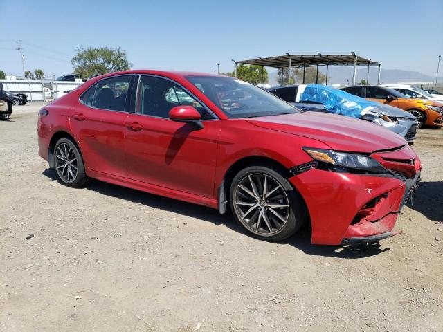 4T1G11AK6MU415853 - 2021 TOYOTA CAMRY SE RED photo 4