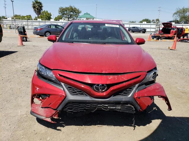 4T1G11AK6MU415853 - 2021 TOYOTA CAMRY SE RED photo 5