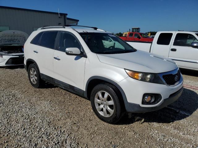 5XYKT3A6XDG348778 - 2013 KIA SORENTO LX WHITE photo 4