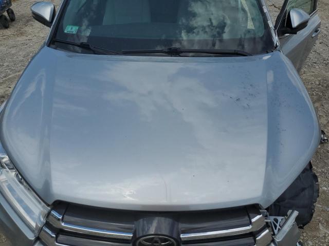 5TDZARFH2HS025125 - 2017 TOYOTA HIGHLANDER LE SILVER photo 11