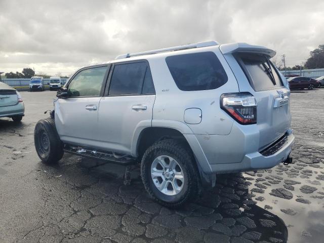 JTEBU5JR0J5592362 - 2018 TOYOTA 4RUNNER SR5/SR5 PREMIUM Silber Foto 2