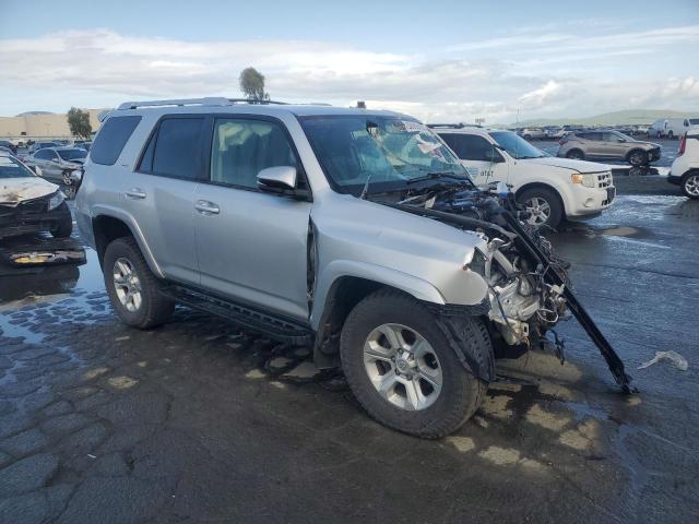 JTEBU5JR0J5592362 - 2018 TOYOTA 4RUNNER SR5/SR5 PREMIUM Silber Foto 4