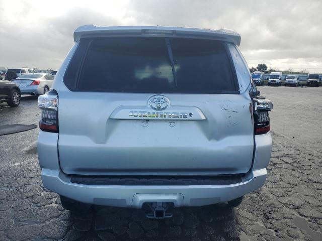 JTEBU5JR0J5592362 - 2018 TOYOTA 4RUNNER SR5/SR5 PREMIUM Silber Foto 6