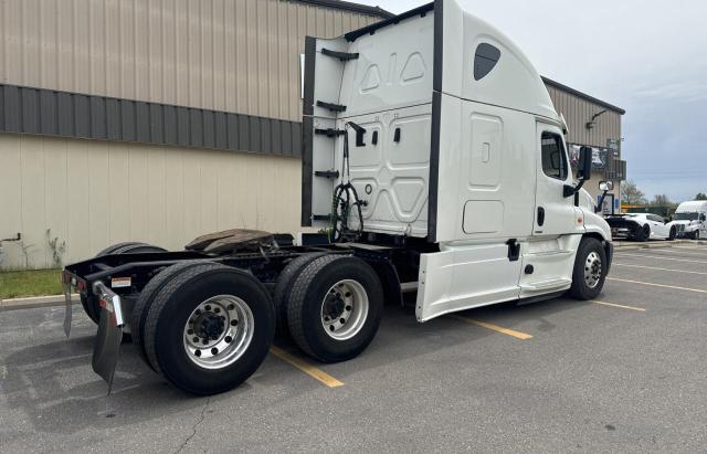 3AKJGLDR8JSJH2764 - 2018 FREIGHTLINER CASCADIA 1 WHITE photo 4