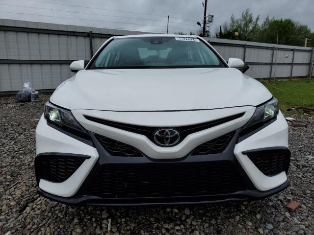 4T1G11AK3PU771147 - 2023 TOYOTA CAMRY SE NIGHT SHADE WHITE photo 5