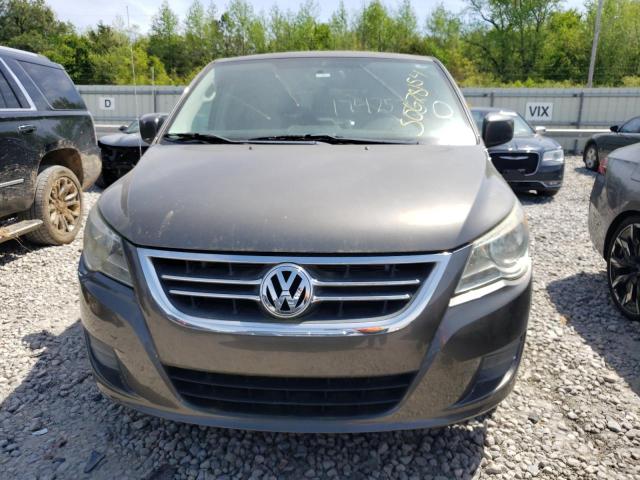 2V4RW3D10AR393229 - 2010 VOLKSWAGEN ROUTAN SE GRAY photo 5