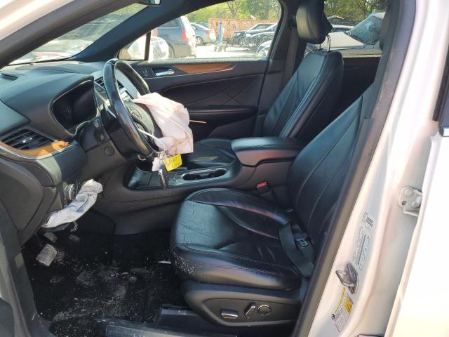 5LMCJ3C93HUL21632 - 2017 LINCOLN MKC RESERVE WHITE photo 7