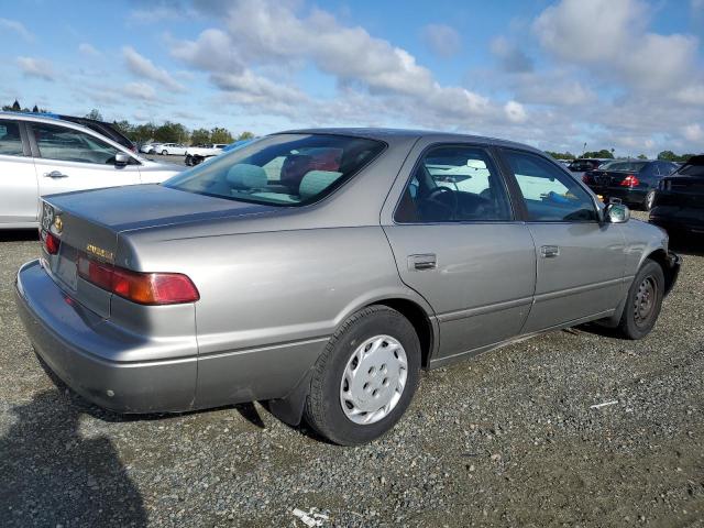 JT2BG22K7W0166693 - 1998 TOYOTA CAMRY CE SILVER photo 3