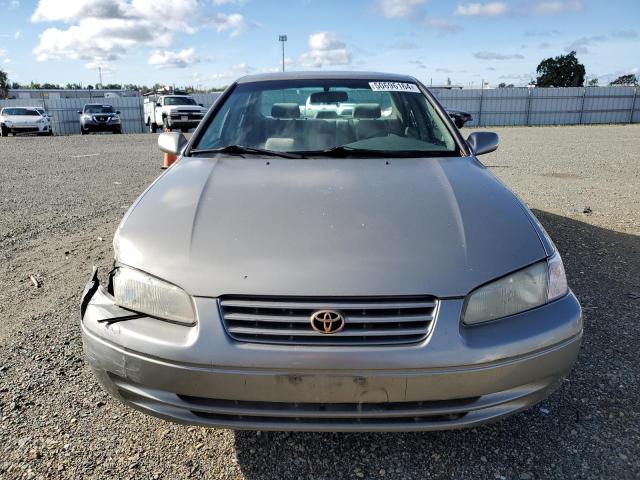 JT2BG22K7W0166693 - 1998 TOYOTA CAMRY CE SILVER photo 5