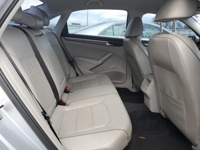 1VWDT7A32HC057253 - 2017 VOLKSWAGEN PASSAT R-LINE Silber Foto 10