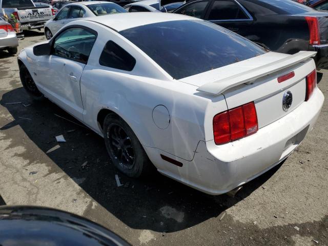 1ZVFT82HX55157755 - 2005 FORD MUSTANG GT WHITE photo 2