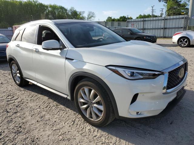 3PCAJ5M38KF116036 - 2019 INFINITI QX50 ESSENTIAL WHITE photo 4