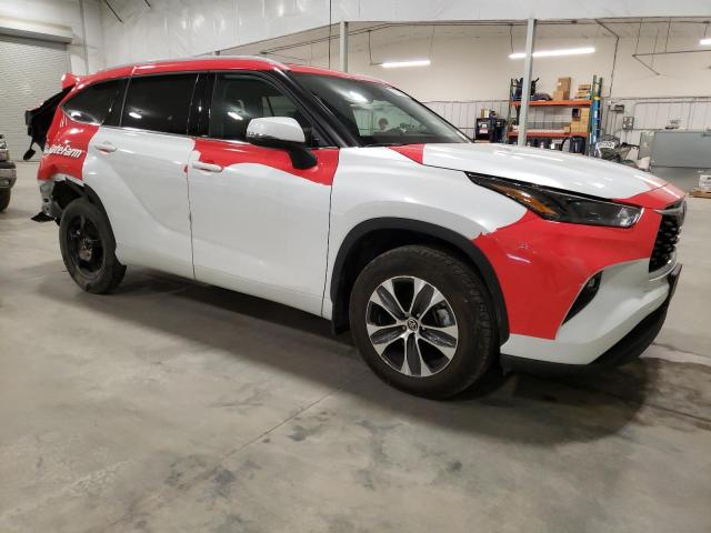 5TDGZRBHXNS249132 - 2022 TOYOTA HIGHLANDER XLE WHITE photo 4
