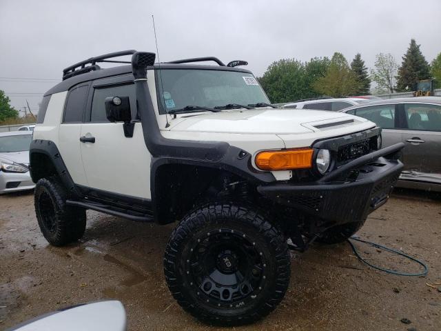 JTEBU4BF7AK082459 - 2010 TOYOTA FJ CRUISER WHITE photo 4