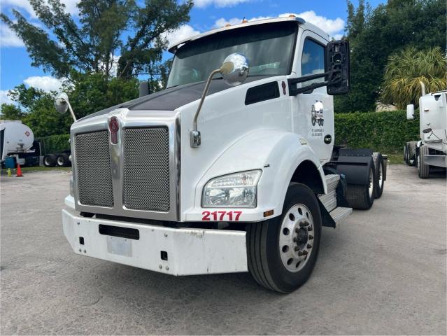 1XKZDK9X9H0176241 - 2017 KENWORTH CONSTRUCTI WHITE photo 2