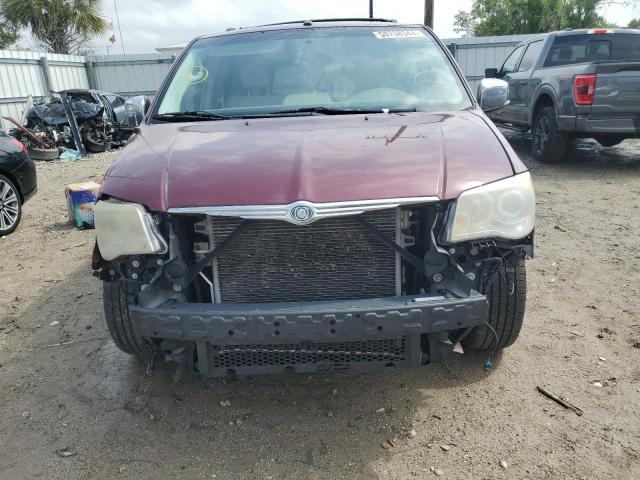 2A8HR64X28R750223 - 2008 CHRYSLER TOWN & COU LIMITED MAROON photo 5