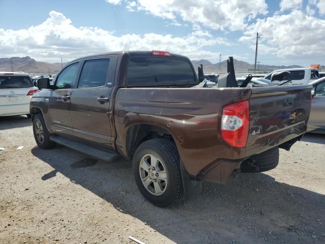 5TFDY5F12HX665332 - 2017 TOYOTA TUNDRA CREWMAX SR5 BROWN photo 2