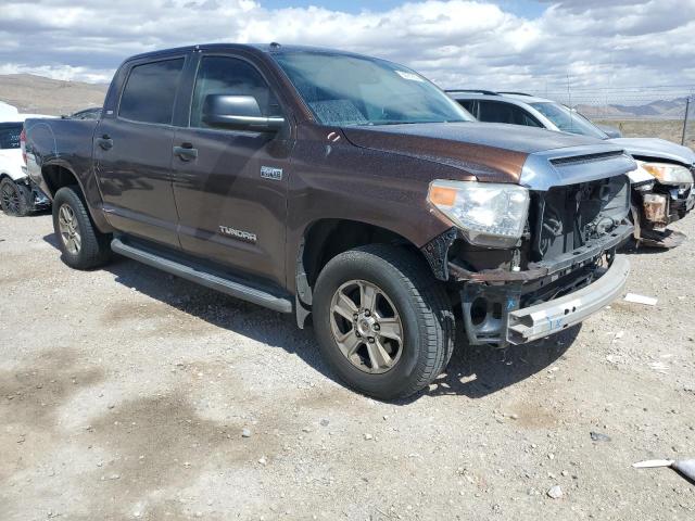 5TFDY5F12HX665332 - 2017 TOYOTA TUNDRA CREWMAX SR5 BROWN photo 4