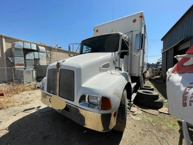 2NKMHZ7X36M987981 - 2006 KENWORTH CONSTRUCTI T300 WHITE photo 2