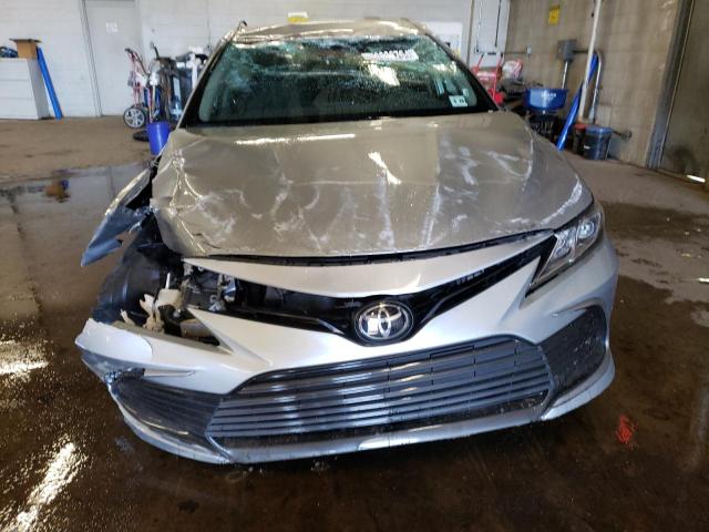 4T1C11AK3NU687356 - 2022 TOYOTA CAMRY LE SILVER photo 5