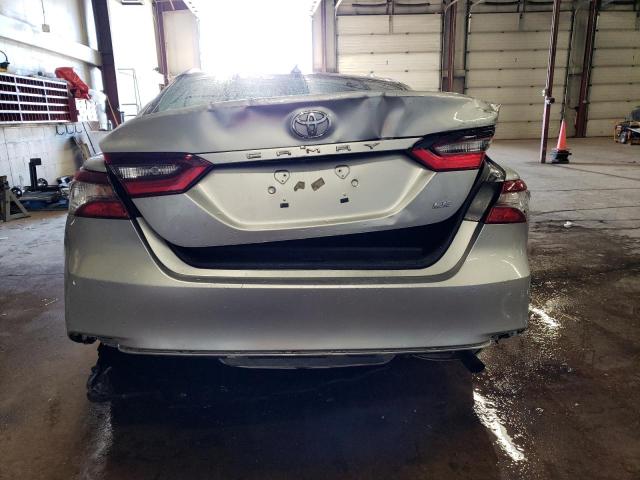 4T1C11AK3NU687356 - 2022 TOYOTA CAMRY LE SILVER photo 6