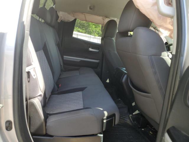 5TFUW5F10HX589552 - 2017 TOYOTA TUNDRA DOUBLE CAB SR/SR5 SILVER photo 10