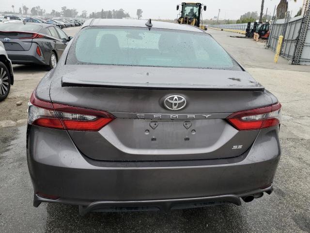 4T1G11AK3NU667240 - 2022 TOYOTA CAMRY SE GRAY photo 6