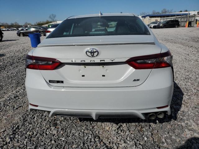 4T1T11AK4RU210487 - 2024 TOYOTA CAMRY SE NIGHT SHADE WHITE photo 6