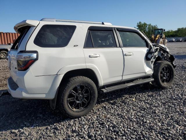 JTEBU5JR8J5609988 - 2018 TOYOTA 4RUNNER SR5/SR5 PREMIUM WHITE photo 3