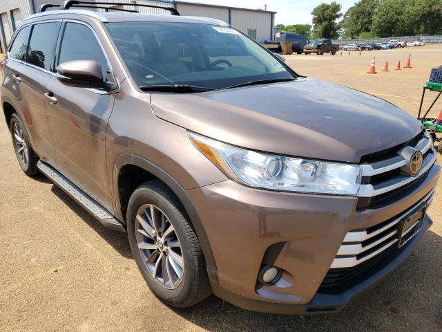 5TDKZRFH3JS247074 - 2018 TOYOTA HIGHLANDER SE BROWN photo 4