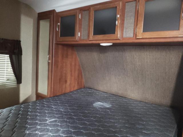 4YDT2402XGX413817 - 2016 KEYSTONE TRAILER WHITE photo 5