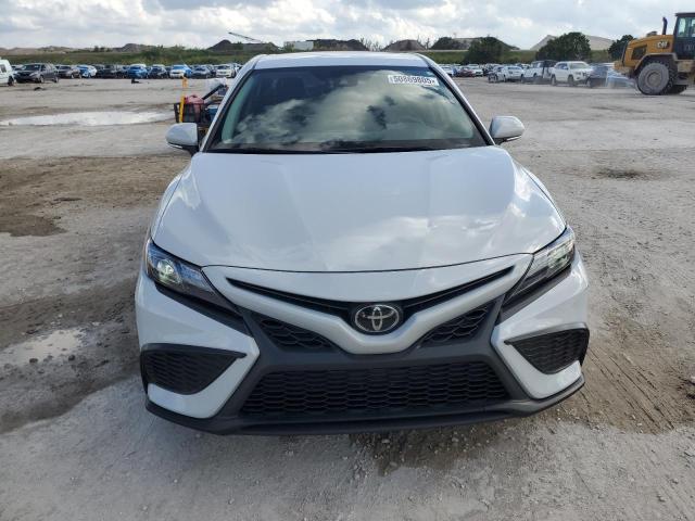 4T1G11AKXPU101840 - 2023 TOYOTA CAMRY SE NIGHT SHADE GRAY photo 5