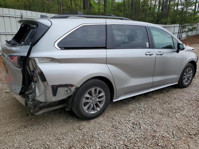 5TDYRKEC5NS075031 - 2022 TOYOTA SIENNA XLE SILVER photo 3