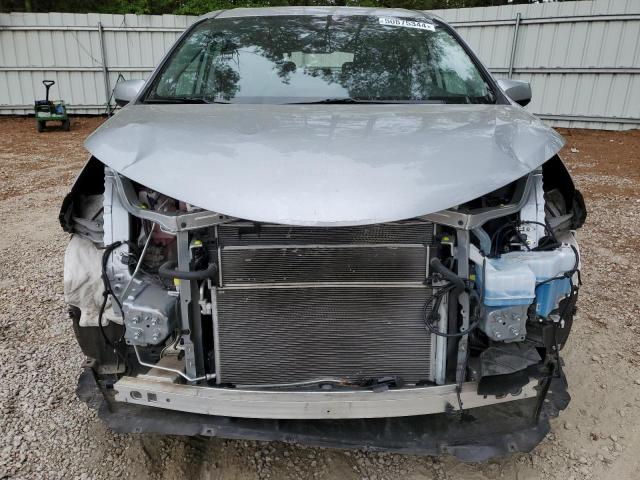 5TDYRKEC5NS075031 - 2022 TOYOTA SIENNA XLE SILVER photo 5