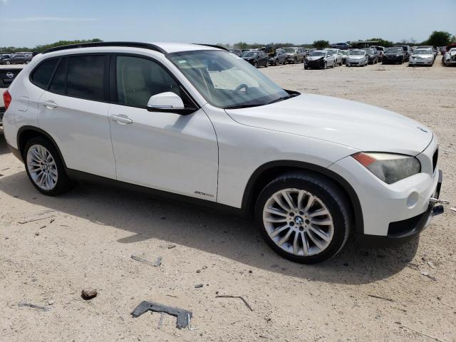 WBAVM1C56DVW43398 - 2013 BMW X1 SDRIVE28I WHITE photo 4