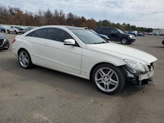 WDDKJ5GB3BF118544 - 2011 MERCEDES-BENZ E 350 WHITE photo 4