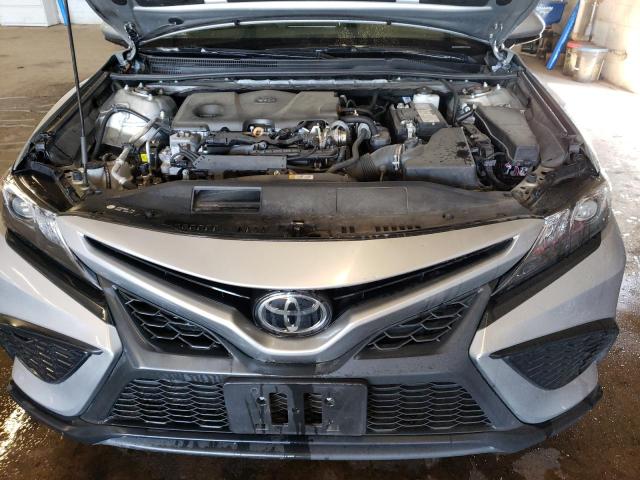 4T1G11AK1MU483154 - 2021 TOYOTA CAMRY SE SILVER photo 11