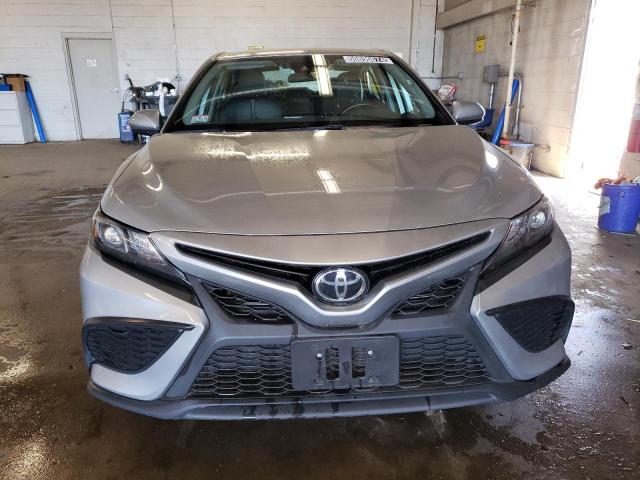 4T1G11AK1MU483154 - 2021 TOYOTA CAMRY SE SILVER photo 5