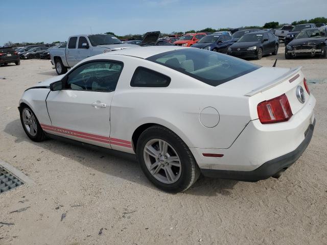 1ZVBP8AM9C5287735 - 2012 FORD MUSTANG WHITE photo 2