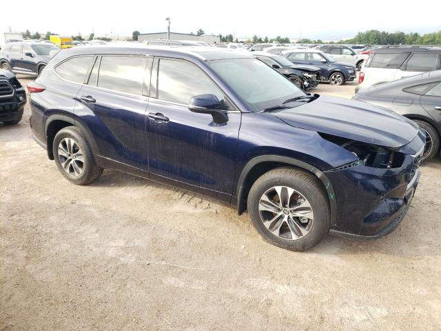 5TDGZRBH3NS585835 - 2022 TOYOTA HIGHLANDER XLE BLUE photo 4