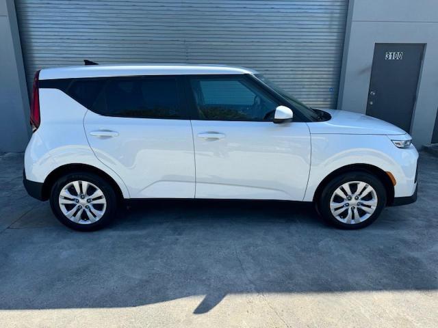 KNDJ23AU2L7718792 - 2020 KIA SOUL LX WHITE photo 13