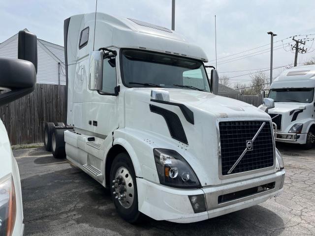 4V4NC9EH8JN895259 - 2018 VOLVO VN VNL WHITE photo 1