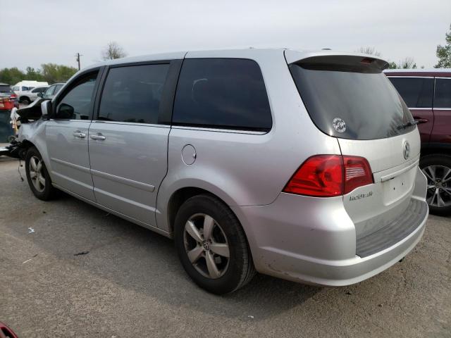 2V4RW3D13AR324874 - 2010 VOLKSWAGEN ROUTAN SE SILVER photo 2