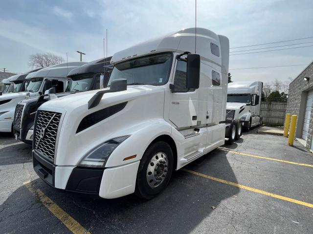 4V4NC9EH0LN256554 - 2020 VOLVO VN VNL WHITE photo 2