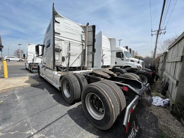 4V4NC9EH6LN260544 - 2020 VOLVO VN VNL WHITE photo 3