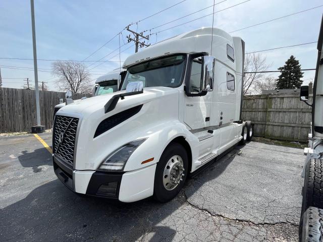 4V4NC9EH4LN236842 - 2020 VOLVO VN VNL WHITE photo 2