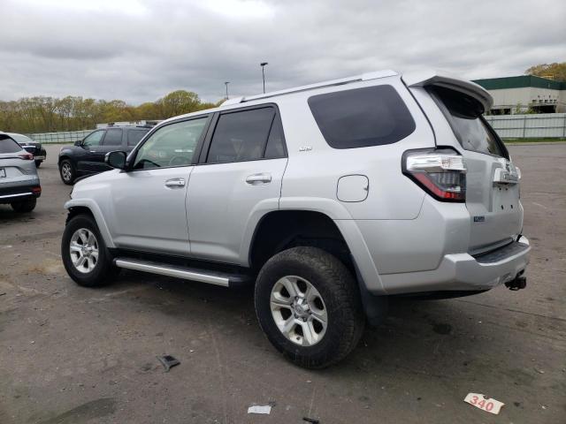 JTEBU5JR6J5607933 - 2018 TOYOTA 4RUNNER SR5/SR5 PREMIUM SILVER photo 2