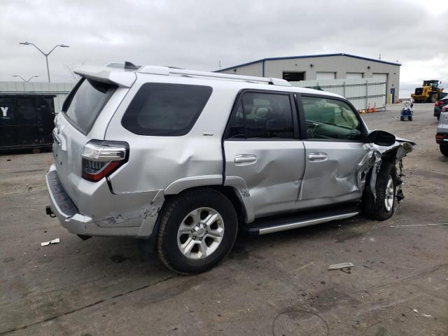 JTEBU5JR6J5607933 - 2018 TOYOTA 4RUNNER SR5/SR5 PREMIUM SILVER photo 3