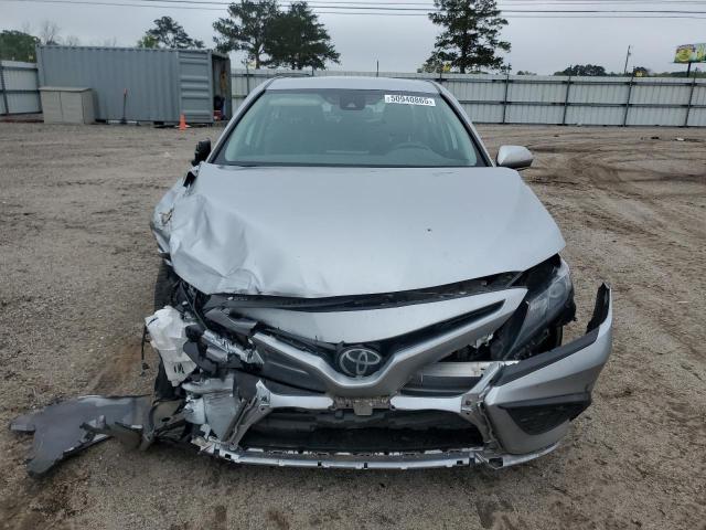 4T1T11AK8PU838386 - 2023 TOYOTA CAMRY SE NIGHT SHADE SILVER photo 5